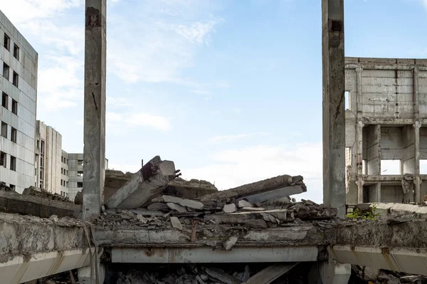 Dış duvarları olmayan, mavi gökyüzüne karşı yığılı ve kirişleri olan büyük beton binayı yıktılar.. — Stok fotoğraf