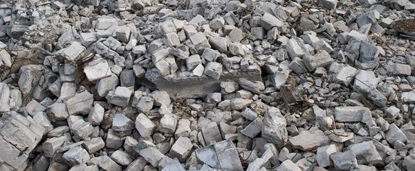 Fragmen abu-abu batu bata silikat dengan sisa-sisa larutan setelah penghancuran dinding bangunan. Latar Belakang — Stok Foto
