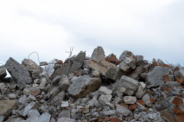 Concrete fragments of a construction structure against the gray sky. Background — Stock Photo, Image