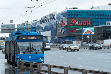 Bulutlu bir günde Rusya, Moskova, Mart 2020 'de araçlı şehir otoyolu, mağazaların reklam panoları