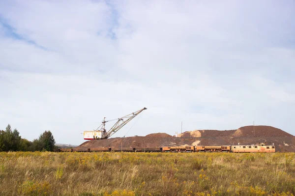 Una Gran Excavadora Pie Forma Vertederos Roca Entregados Por Tren —  Fotos de Stock