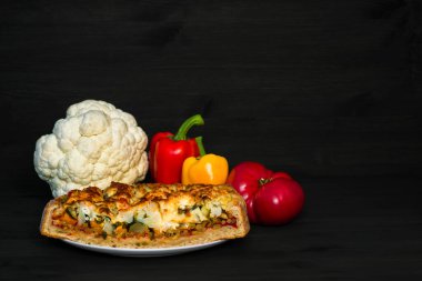 Sebze dilimli sebzeli turta. Koyu ahşap arka planda hazırlanmak için. Yemek pişirme kavramı. Arkaplan.