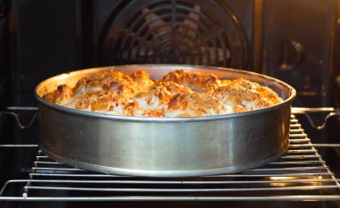 Balık turtası, sebzeli, metal formda fırında ızgarası altın kabuklu. Arkaplan.