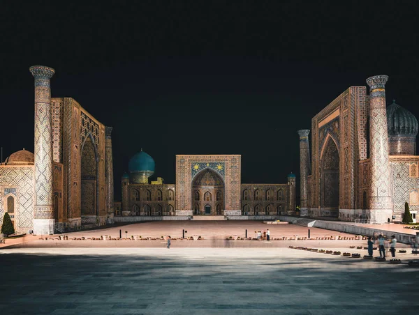 Visa till Registan torget på natten i Samarkand Uzbekistan — Stockfoto