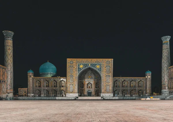 Uitzicht naar het Registan Plein nachts in Samarkand, Oezbekistan — Stockfoto