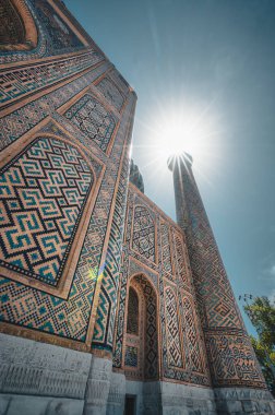 Registan Meydanı Minarett parçası ile güneş ve medrese Semerkand, Özbekistan'karmaşık