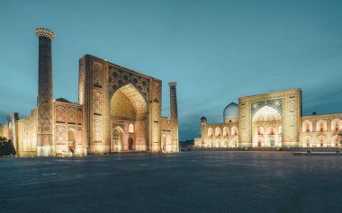 Registan gece karanlığında - Semerkand, Özbekistan antik merkezi kare. Registan üç madrasahs vardır: Ulugh yalvarıyorum medrese 1417 1420, Tilya-Kori medrese 1646 1660 ve Sher-Dor