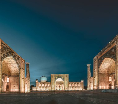 Geceleri Registan Meydanı Semerkand Özbekistan'görünümüne