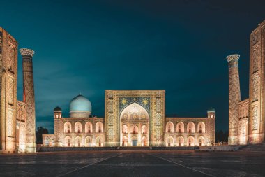 Geceleri Registan Meydanı Semerkand Özbekistan'görünümüne
