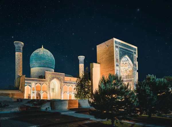 GUR-emír mauzoleum v noci s hvězdami, Samarkand, Uzbekistán — Stock fotografie