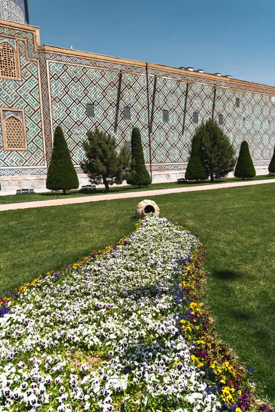 Virágok a virág ágy Registan tér. Samarkand, Üzbegisztán. — Stock Fotó