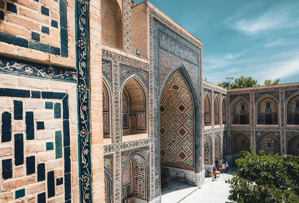 Ulugh Beg Madrasah en la plaza Registan, Samarcanda, Uzbekistán — Foto de Stock