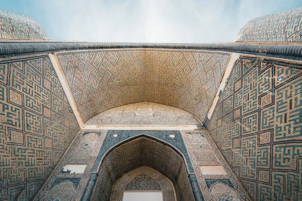 Toegangspoort tot Bibi Khanum moskee in Samarkand, Oezbekistan — Stockfoto