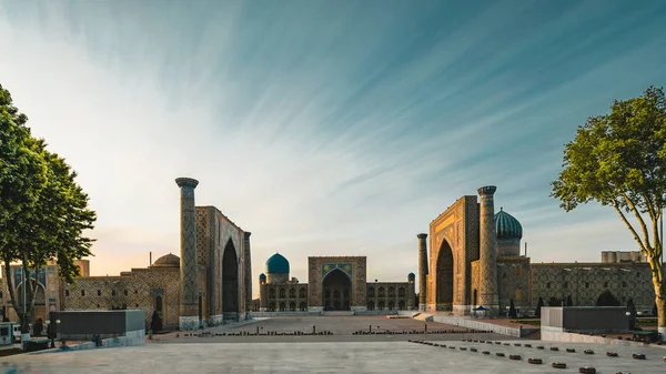 Registan Square Samarcanda Uzbequistão exposição a longo prazo crepúsculo por do sol — Fotografia de Stock