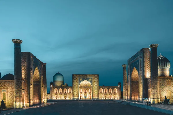 Uitzicht naar het Registan Plein nachts in Samarkand, Oezbekistan — Stockfoto