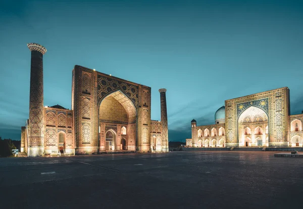 查看 Registan 广场在晚上在撒马尔罕乌兹别克斯坦 — 图库照片