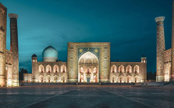 Uitzicht naar het Registan Plein nachts in Samarkand, Oezbekistan — Stockfoto