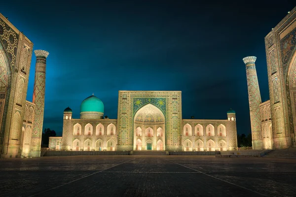 Uitzicht naar het Registan Plein nachts in Samarkand, Oezbekistan — Stockfoto