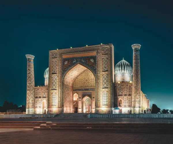 Vista a la Plaza de Registán por la noche en Samarcanda Uzbekistán — Foto de Stock