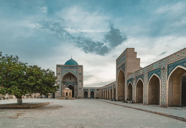 乌兹别克斯坦布哈拉噶伦清真寺和尖塔 — 图库照片