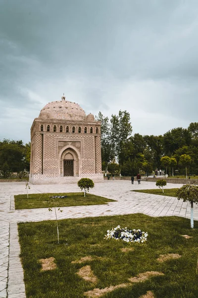 나무와 하늘 부하라, 우즈베키스탄에 Samanid 묘소 — 스톡 사진