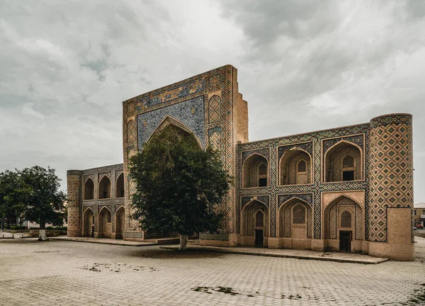 Forlot Madrasa med tre i Bukhara Usbekistan – stockfoto