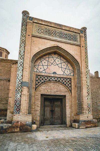 Régi omladozó elhagyott Abdul Aziz khan Madrasa nézet Bukhara, Üzbegisztán — Stock Fotó