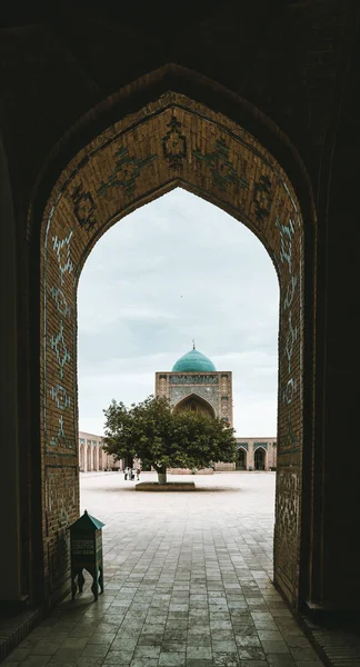 Nézd meg portál Poi Kalon mecset és a Minaret Bukhara, Üzbegisztán — Stock Fotó