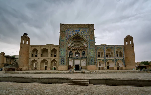 Régi omladozó elhagyott Abdul Aziz khan Madrasa nézet Bukhara, Üzbegisztán — Stock Fotó