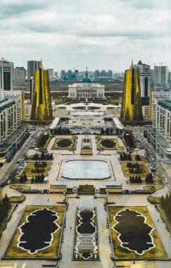 Yükseltilmiş panoramik şehir görüntülemek Astana üzerinde Golden kuleli Kazakistan'daki aka bira kutuları ve başkanlık binası Ak Orda 