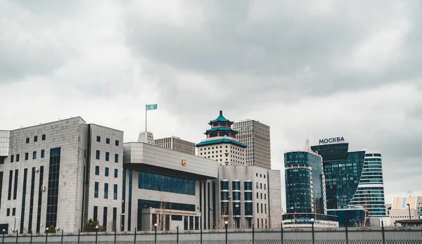 Возвышенный панорамный вид на город Астана в Казахстане — стоковое фото
