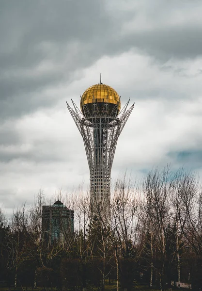 Bayterek 타워, 랜드마크 전망대 건축가 노먼 포스터 카자흐스탄의 수도 아스타나에 의해 설계 된. — 스톡 사진