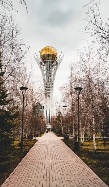 Башня Байтерек, знаковая смотровая башня, спроектированная архитектором Норманом Фостером в Астане, столице Казахстана . — стоковое фото