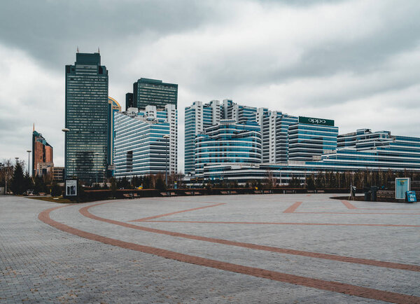 Возвышенный панорамный вид на город над штаб-квартирой партии "Нұр Отан" в Астане в Казахстане
