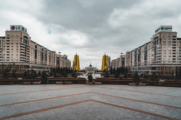 Возвышенный панорамный вид на город Астана в Казахстане с Золотыми Башнями или Пивными банками и президентским зданием Ak Orda — стоковое фото