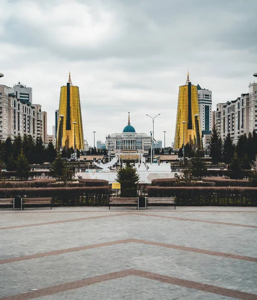 Підвищені панорамним видом на місто над Астана в Казахстані з вежами Золотий ака банок пива та переглянути будівлі президентської Ординський АК — стокове фото