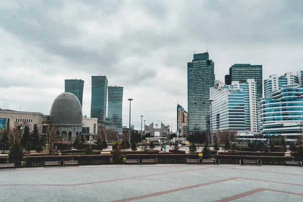 Vista panorâmica elevada da cidade sobre a sede do Partido Nur Otan em Astana, no Cazaquistão — Fotografia de Stock