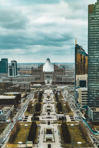 Vista panorâmica elevada da cidade sobre Astana no Cazaquistão com Khan Shatyr no fundo — Fotografia de Stock