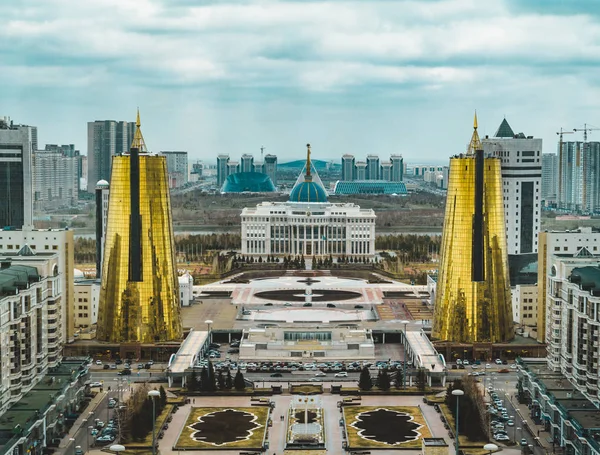 Vista panorâmica elevada da cidade sobre Astana no Cazaquistão com torres douradas também conhecidas como as latas de cerveja e edifício presidencial Ak Orda — Fotografia de Stock