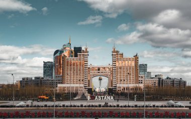 Genel Müdürlük Merkez Ofis, Astana Kazakistan Bayterek Kulesi arka planda Kazmunaigas