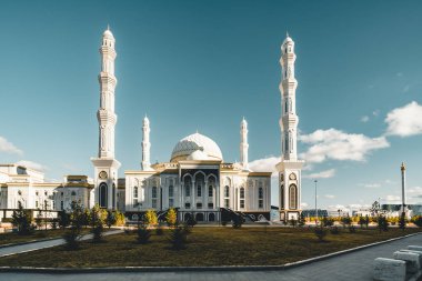 Kazakistan Astana başkenti net bir gün güneş mavi gökyüzü ile dış görünümünde Hazreti Sultan Camii