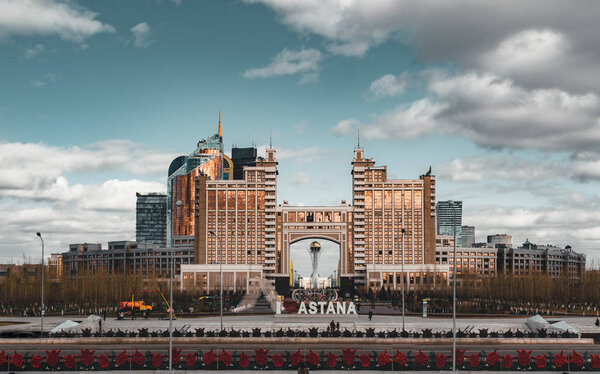 Головной офис АО "НК" КазМунайГаз "в Астане на заднем плане с башней" Байтерек "
