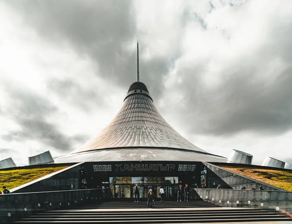 Astana, Kazakistan - Temmuz 2018: Yükseltilmiş görünümüyle Han Shatyr ve merkezi iş bölgesine. — Stok fotoğraf