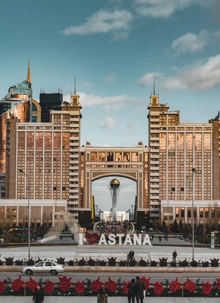 Központ székhellyel, a Kazmunaigas-ben Astana Kazahsztán Bayterek torony háttérben — Stock Fotó