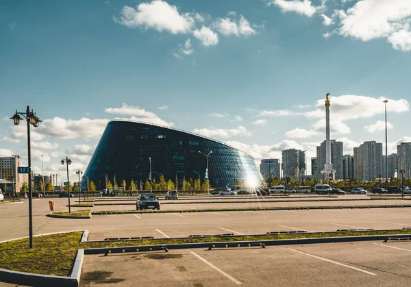 Astana, Kazakstan smeknamnet juli 2018 - The Shabyt Palace för kreativitet byggnad, hund skålen, i Astana, Kazakstan huvudstad. — Stockfoto