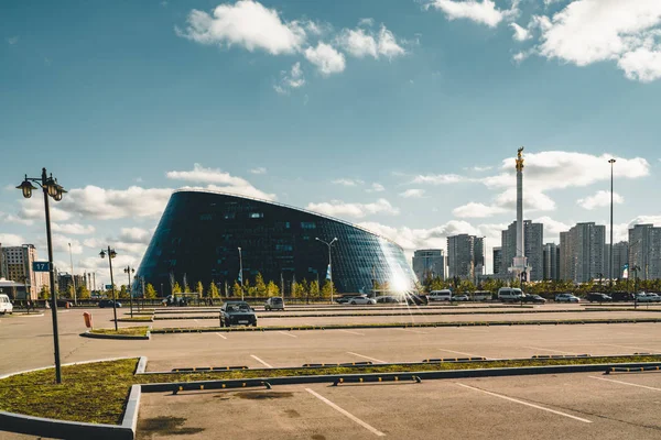 Astana, Kazakistan Astana, Kazakistan'ın başkenti köpek kapta Temmuz 2018 - Shabyt Sarayı Binası, yaratıcılık takma. — Stok fotoğraf