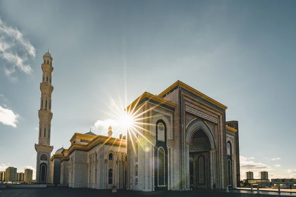 Kazakistan Astana başkenti net bir gün güneş mavi gökyüzü ile dış görünümünde Hazreti Sultan Camii