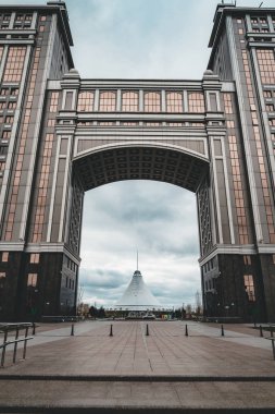 Genel Müdürlük Merkez Astana Kazakistan'ın Kazmunaigas Han Shatyr Kulesi arka planda ofis