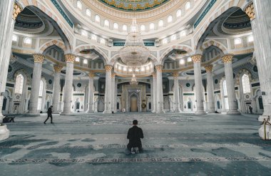 Hazreti Sultan Cami ibadethane Astana Kazakistan içinde Müslüman dua