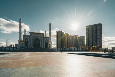 Kazakistan Astana başkenti net bir gün güneş mavi gökyüzü ile dış görünümünde Hazreti Sultan Camii